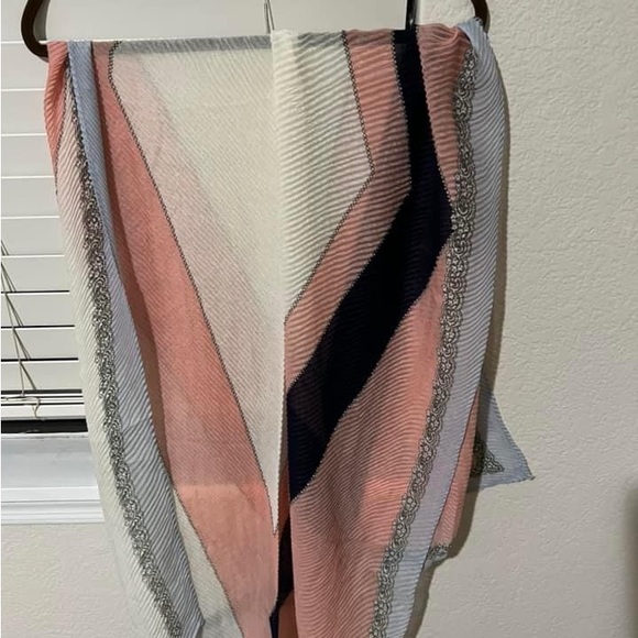 Scarves - Picture 9 of 10